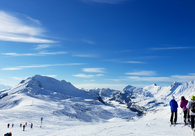 Montanha de neve alpina e esquiadores