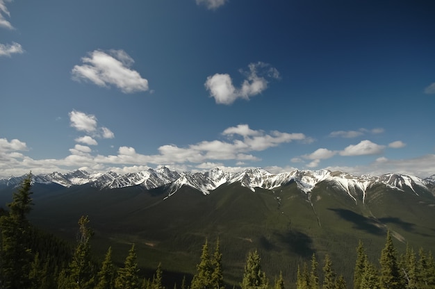 Foto montanha de neve com céu azul