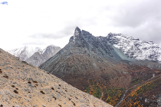 Montanha de neve na reserva nacional de Yading