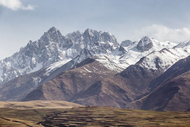 Montanha de neve paisagem bonita e aldeia tibetana na província de Sichuan, China