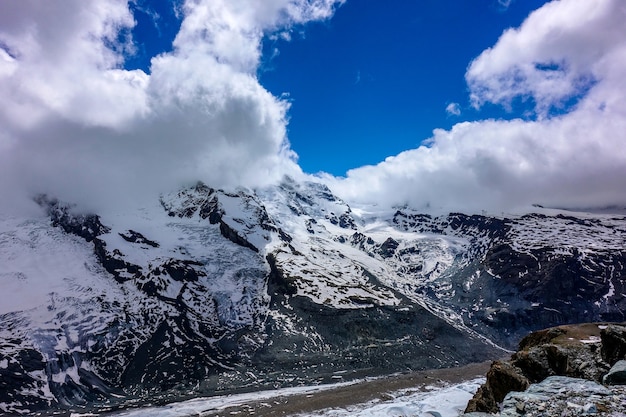 Montanha de neve Suíça com céu azul.