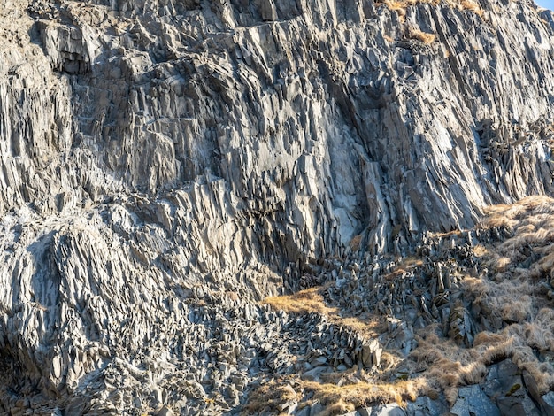 Montanha de rocha de basalto estranha perto da praia de areia preta de Reynisfjara na cidade de Vik Islândia