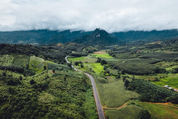 Montanha de vista de alto ângulo e roadnan tailândia