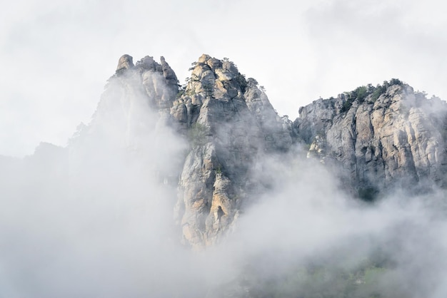 Montanha Demerdji com nuvens baixas Crimeia