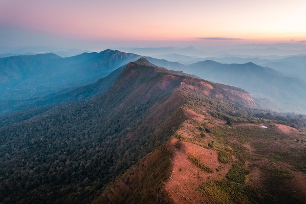 Montanha do amanhecer de alto ângulo antes do nascer do sol