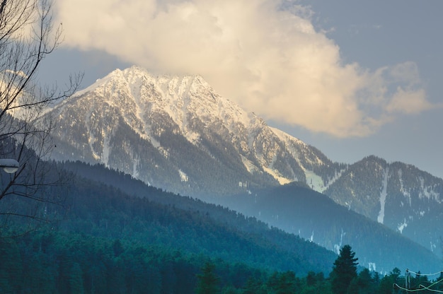 Montanha do himalaia na aldeia de neve da caxemira em gulmarg na índia paisagem da bela natureza da montanha do himalaia no céu