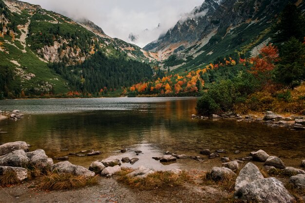 Montanha do outono e lago Popradske pleso em Tatras altas, Eslováquia