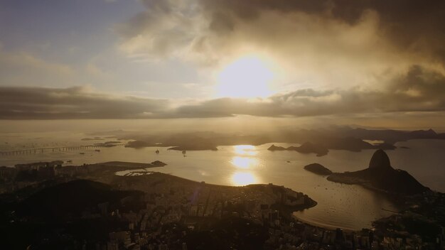 Foto montanha do pão de açúcar no rio de janeiro brasil edifícios botafogo baía de guanabara e barcos e navios