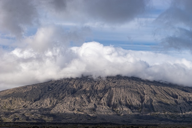 Foto montanha do parque nacional de snaefellsjokull com céu nublado no pico da islândia