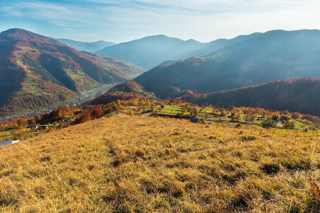 Montanha dos cárpatos do outono rakhiv ucrânia