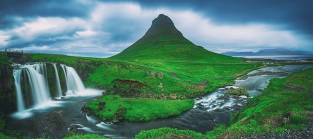 Montanha e cachoeira de Kirkjufell