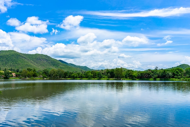 Montanha e céu azul com lago