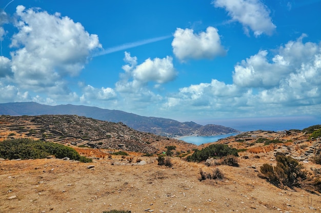 Montanha e mar na ilha de Ios