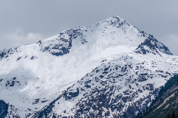 Montanha e muitas avalanches