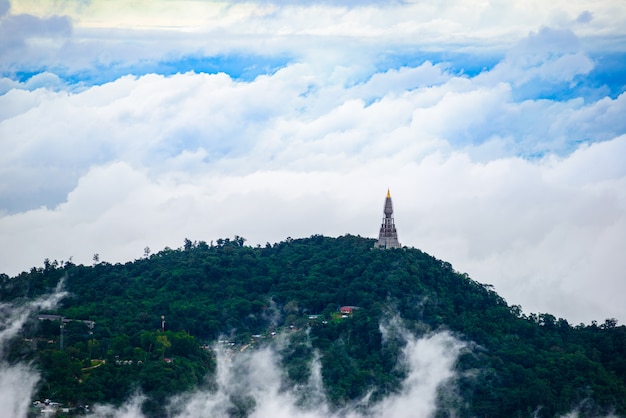 Montanha e névoa em Phu Thap Boek, província de Phetchabun