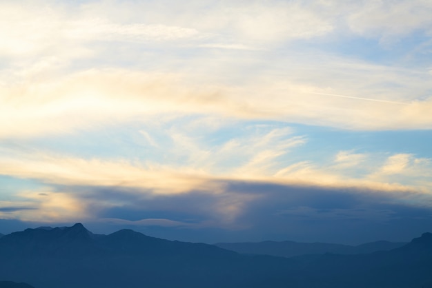 Montanha e nuvens