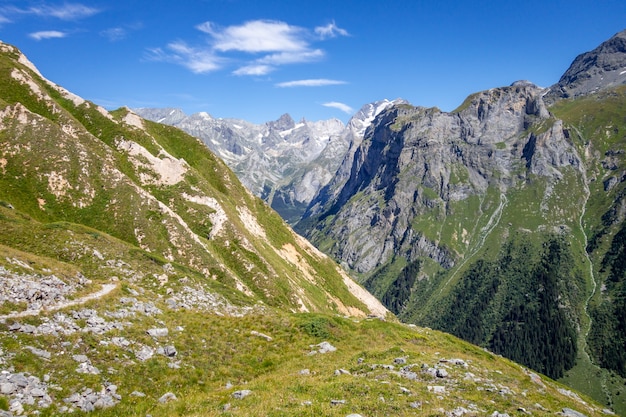 Montanha e paisagem do caminho de caminhadas no Parque Nacional Pralognan la Vanoise. Alpes franceses