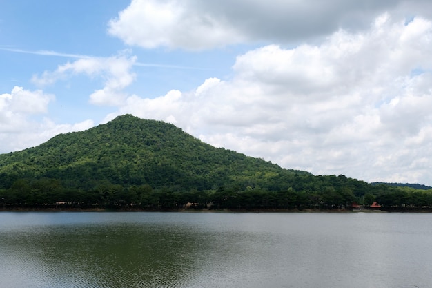 Montanha e rio na Tailândia