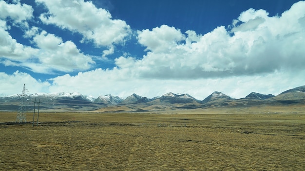 Montanha e terra com olhar de cidade velha e paisagem clara