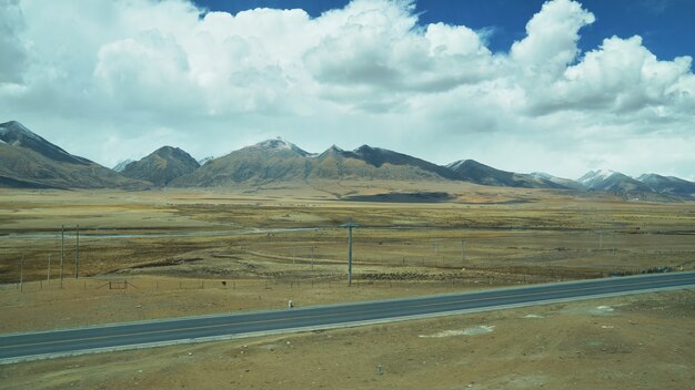 Foto montanha e terra com olhar de cidade velha e paisagem clara