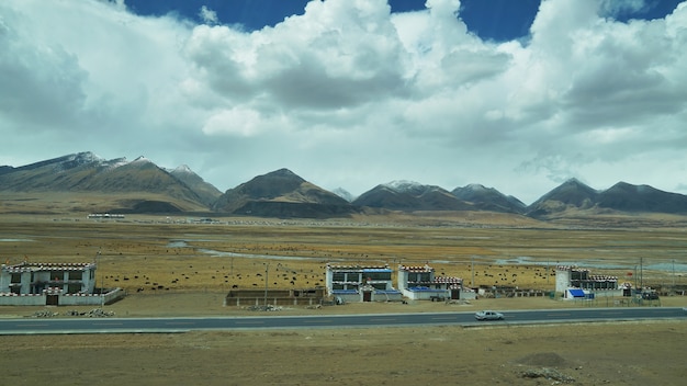 Foto montanha e terra com olhar de cidade velha e paisagem clara