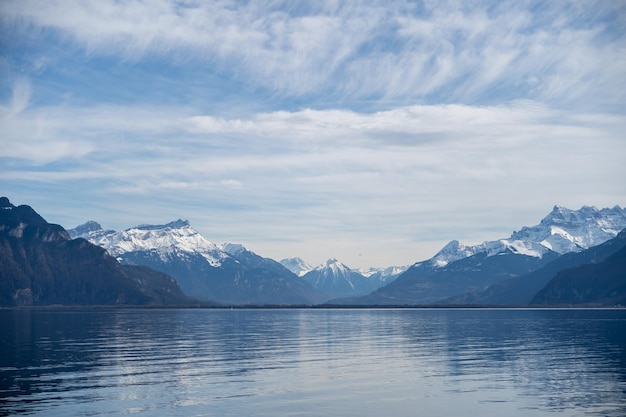 Montanha e vista de fundo da água Lago de Genebra Vevey Suíça