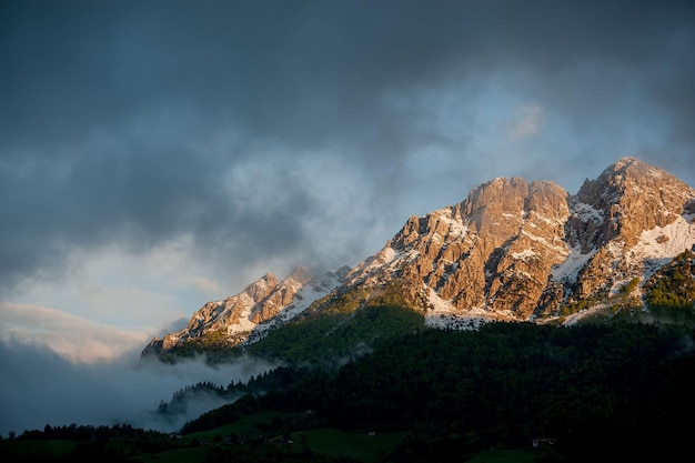 Montanha entre nuvens