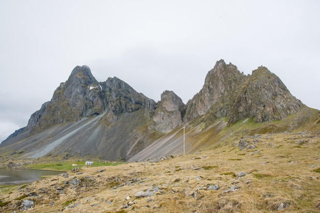 Montanha Eystrahorn no leste da Islândia em um dia de primavera