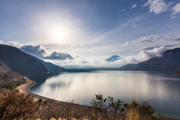 Foto montanha fuji do lago motosu durante o nascer do sol, japão