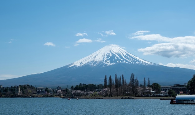 Foto montanha fuji e lago kawaguchiko japão céu azul na primavera