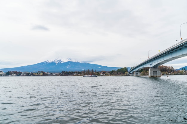 Montanha Fuji San com nublado