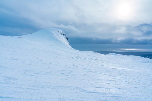 Montanha glacial de iceberg com neve coberta no cume no inverno