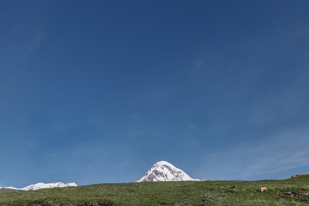 Montanha Kazbek ou Kazbegi, perto da vila Gergeti Trinity Church Stepantsminda, na Geórgia