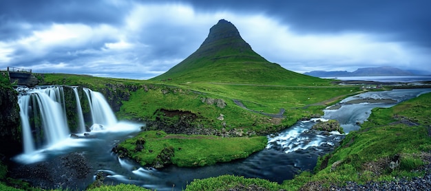Montanha Kirkjufell e cachoeiras na Islândia, plano de fundo panorâmico de viagens
