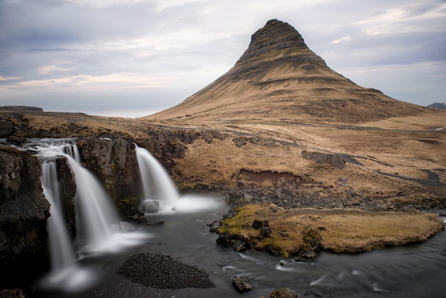 Montanha Kirkjufell e suas cachoeiras