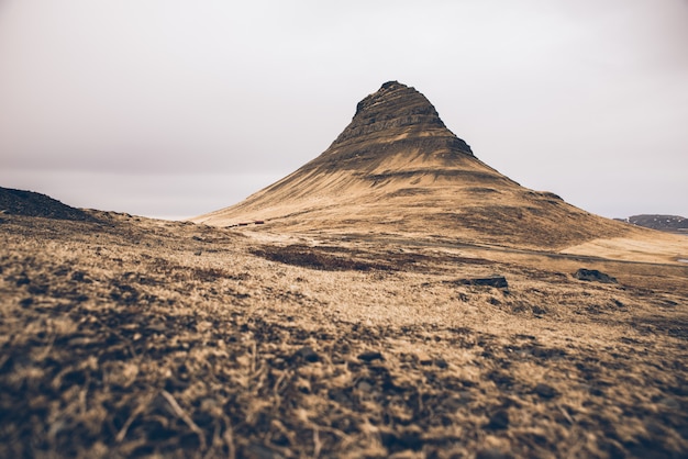 Foto montanha kirkjufell e suas cachoeiras