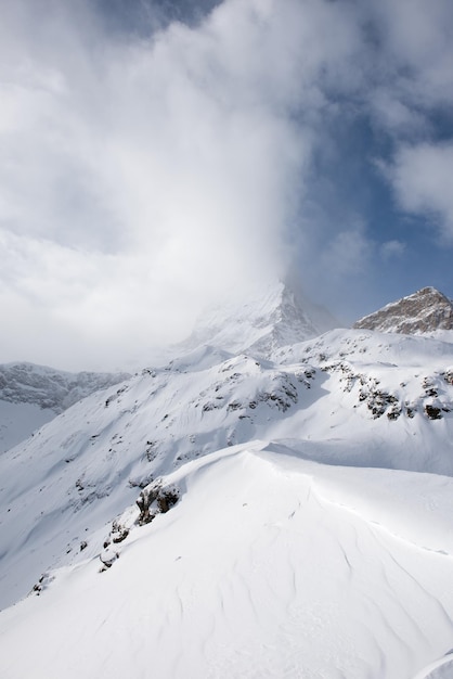 montanha Matterhorn Zermatt Suíça com neve fresca num lindo dia de inverno