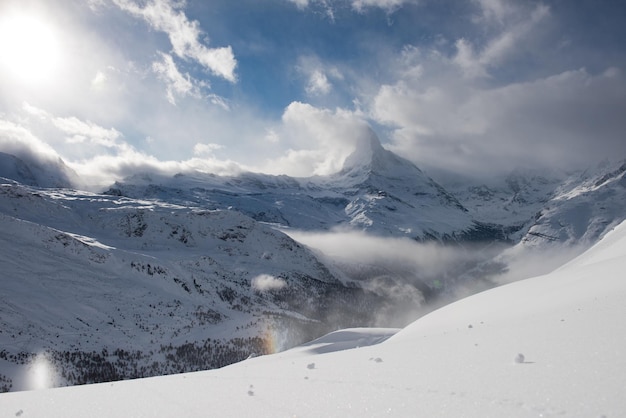 montanha Matterhorn Zermatt Suíça com neve fresca num lindo dia de inverno