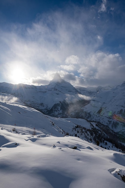 montanha Matterhorn Zermatt Suíça com neve fresca num lindo dia de inverno