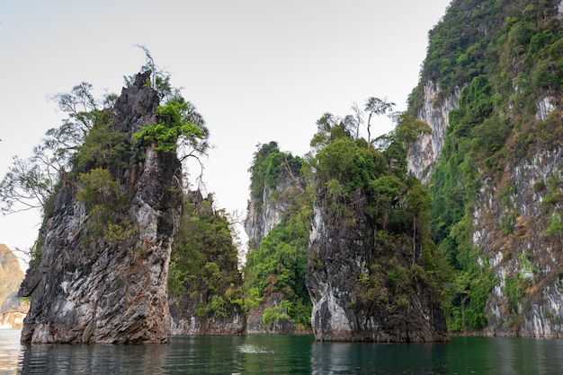 Montanha na água na barragem de ratchaprapha, guilin, tailândia