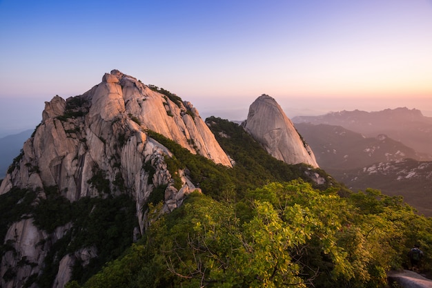 Montanha na Coréia, ao nascer do sol, localizado no Gyeonggido Seul, Coréia do Sul. o nome da montanha 'Bukhansan'