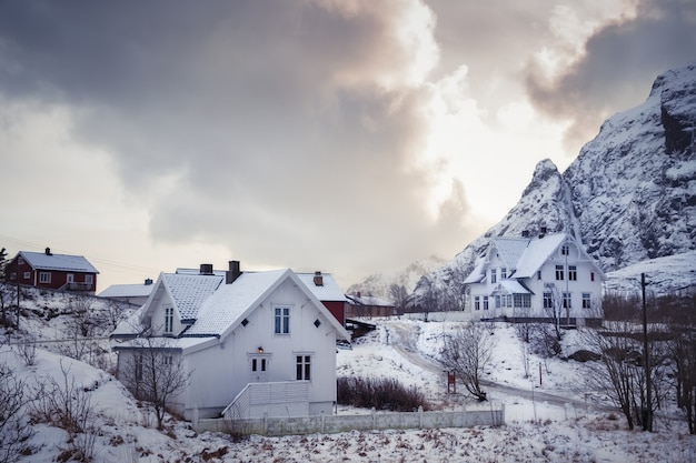 Montanha nevada com casas