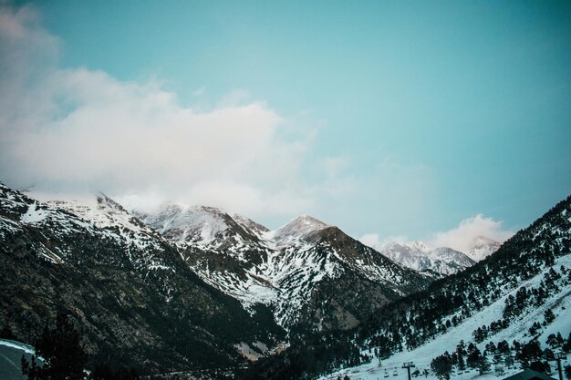 montanha nevada com neve para esquiar