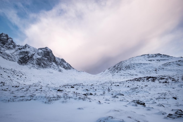 Montanha nevada com nublado no céu no inverno