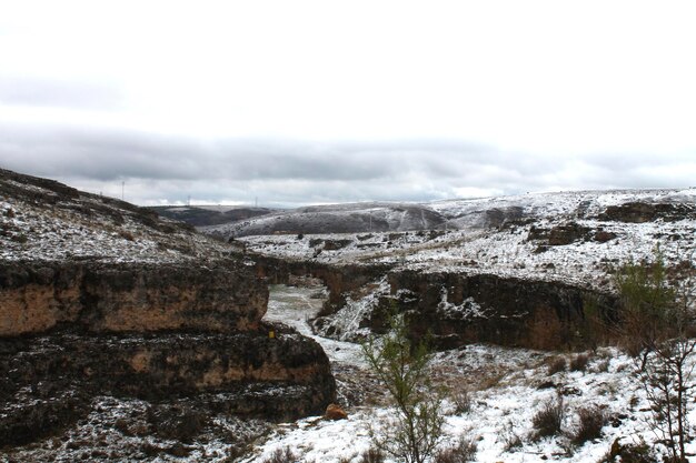 montanha nevada e vila no inverno como cartão postal de natal