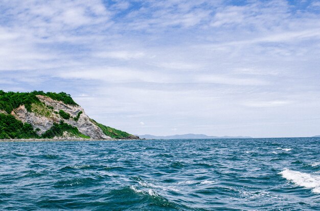 Foto montanha no mar