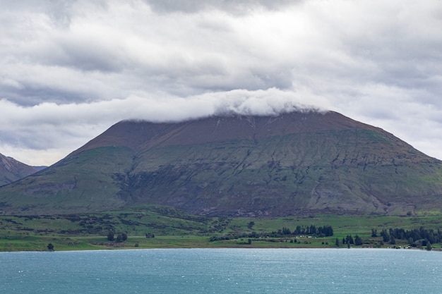 Montanha no topo de nuvens, área de Queenstown, Lago Wakatipu, Nova Zelândia