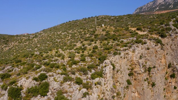 Montanha rochosa selvagem na costa mediterrânea céu azul claro na paisagem natural de fundo