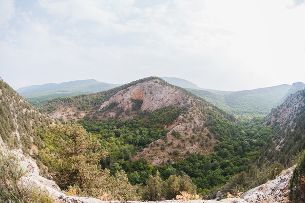 Montanha solitária no topo perto do abismo