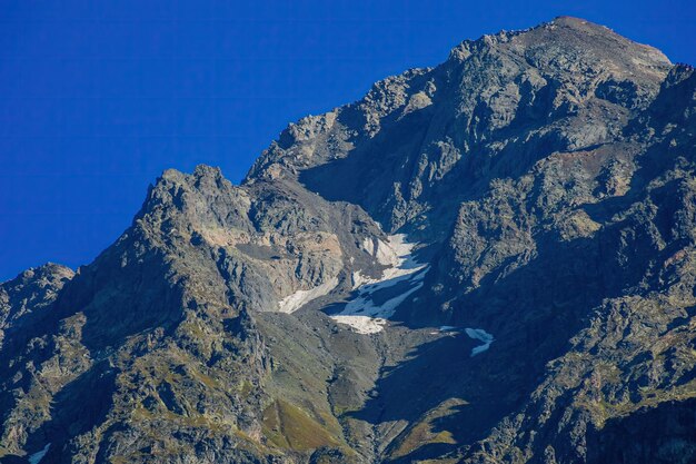 Foto montanha ushba na geórgia céu azul dia ensolarado